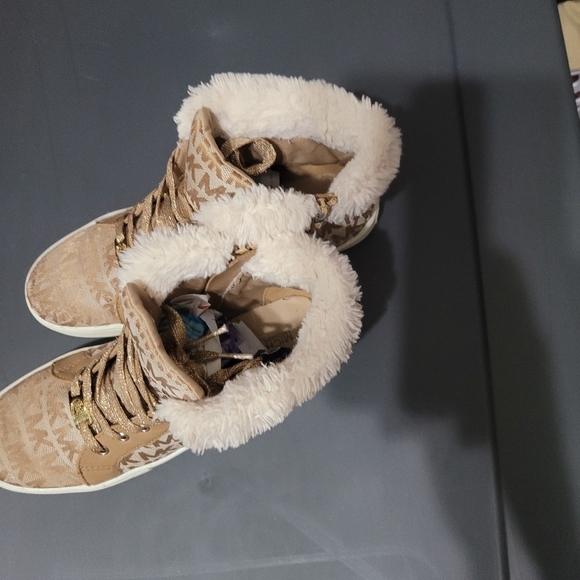 Micheal Kors big kids MK sneakers with fur Size 4 - Picture 4 of 9